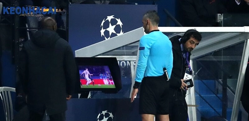 Công nghệ VAR là gì? Công nghệ thay đổi bóng đá hiện đại Các giải đấu sử dụng VAR trên thế giới