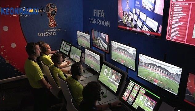 Công nghệ VAR là gì? Công nghệ thay đổi bóng đá hiện đại Những tranh cãi xoay quanh VAR là gì?